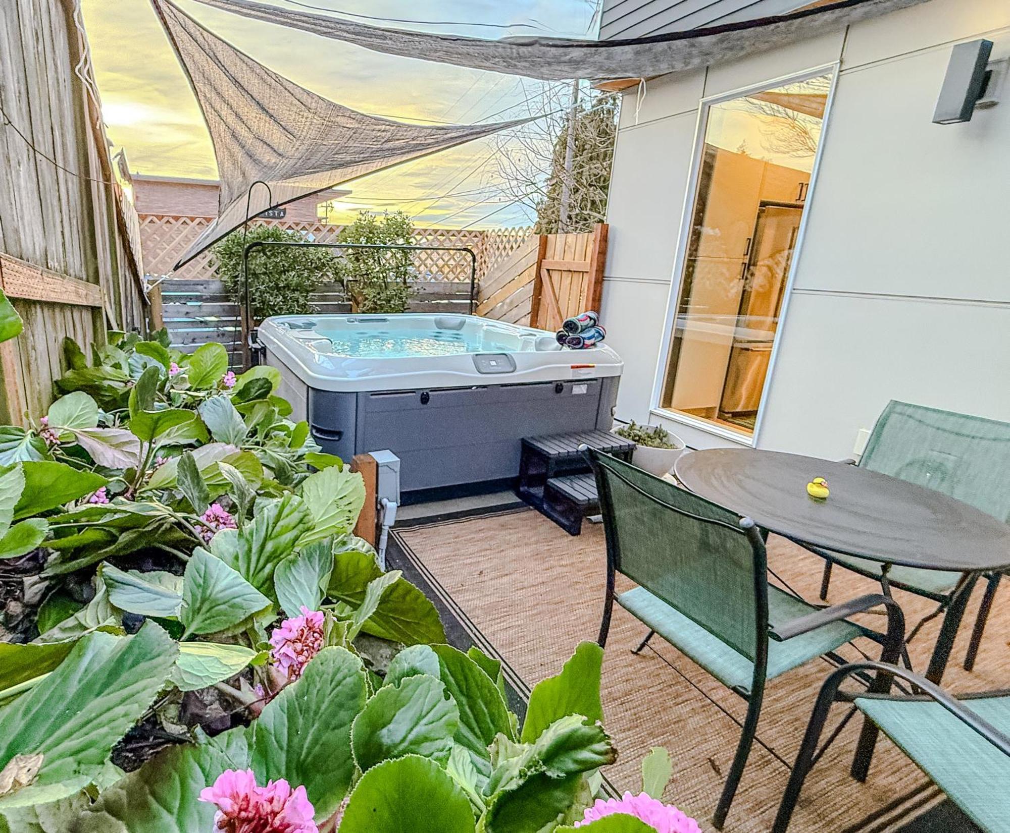 Hot Tub - Views - Near Stadiums!