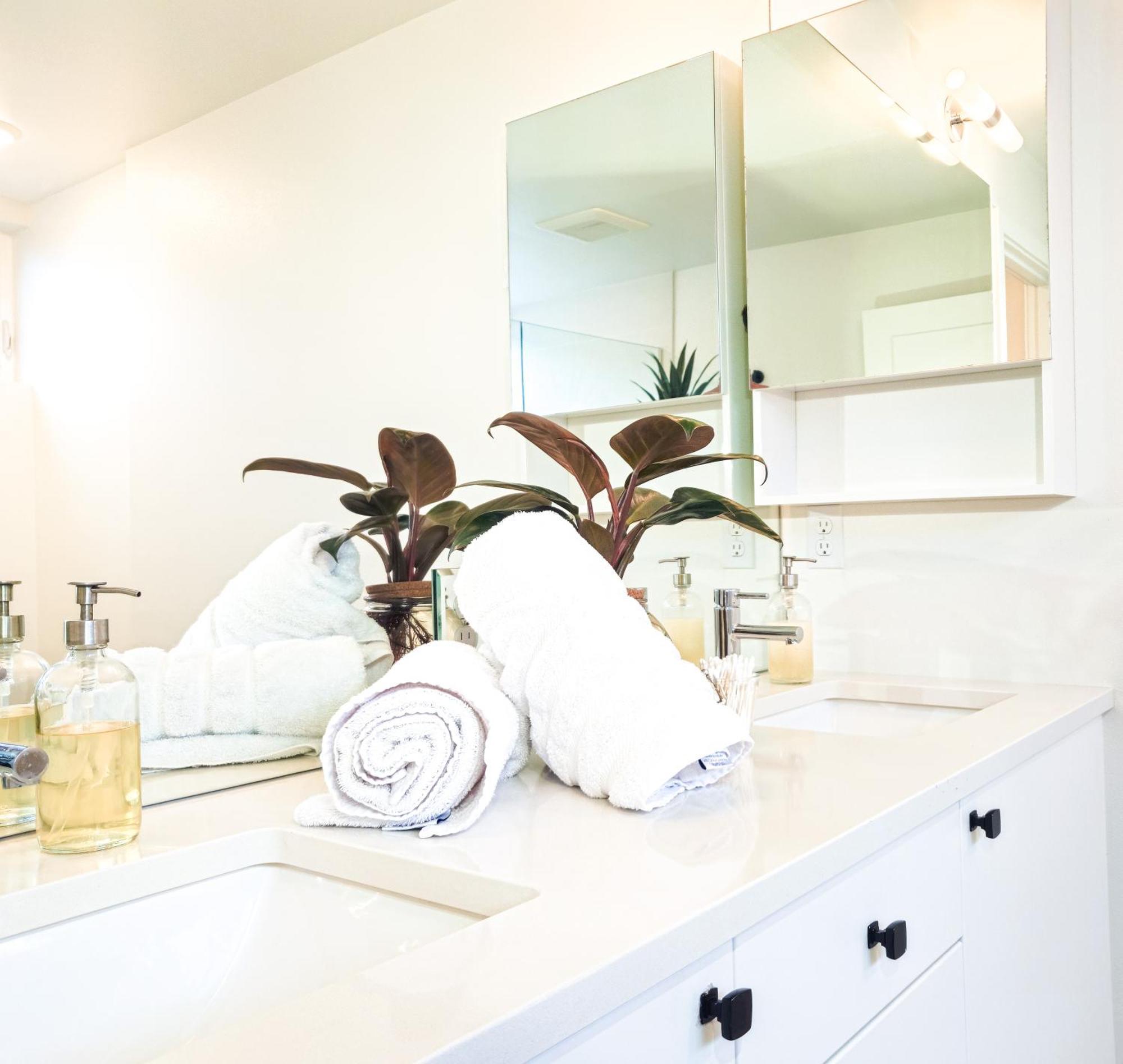 Apartment Hot Tub - Views - Near Stadiums! Seattle